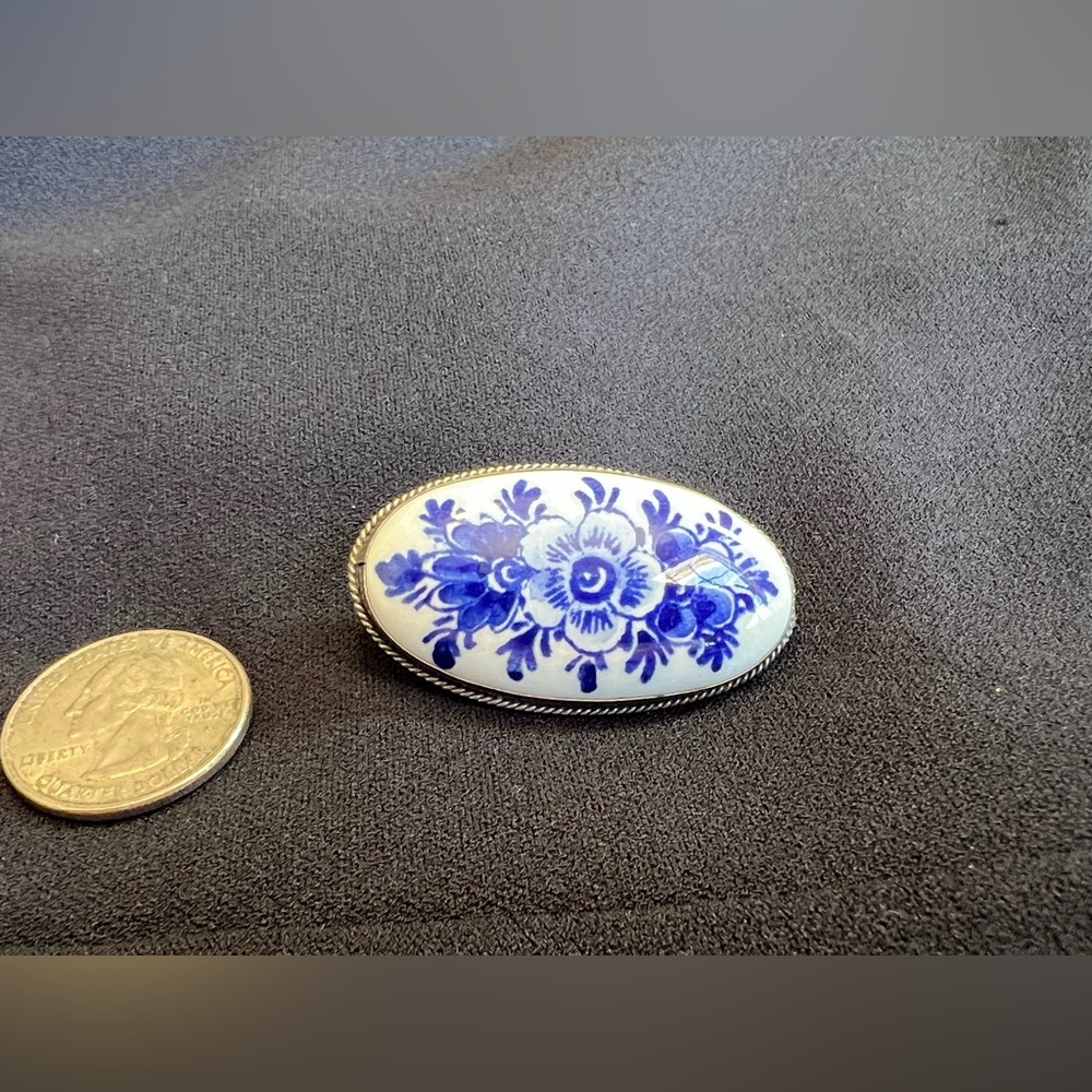 Delft Blue & White Floral Porcelain Oval Brooch with sterling silver accents - Picture 5 of 12